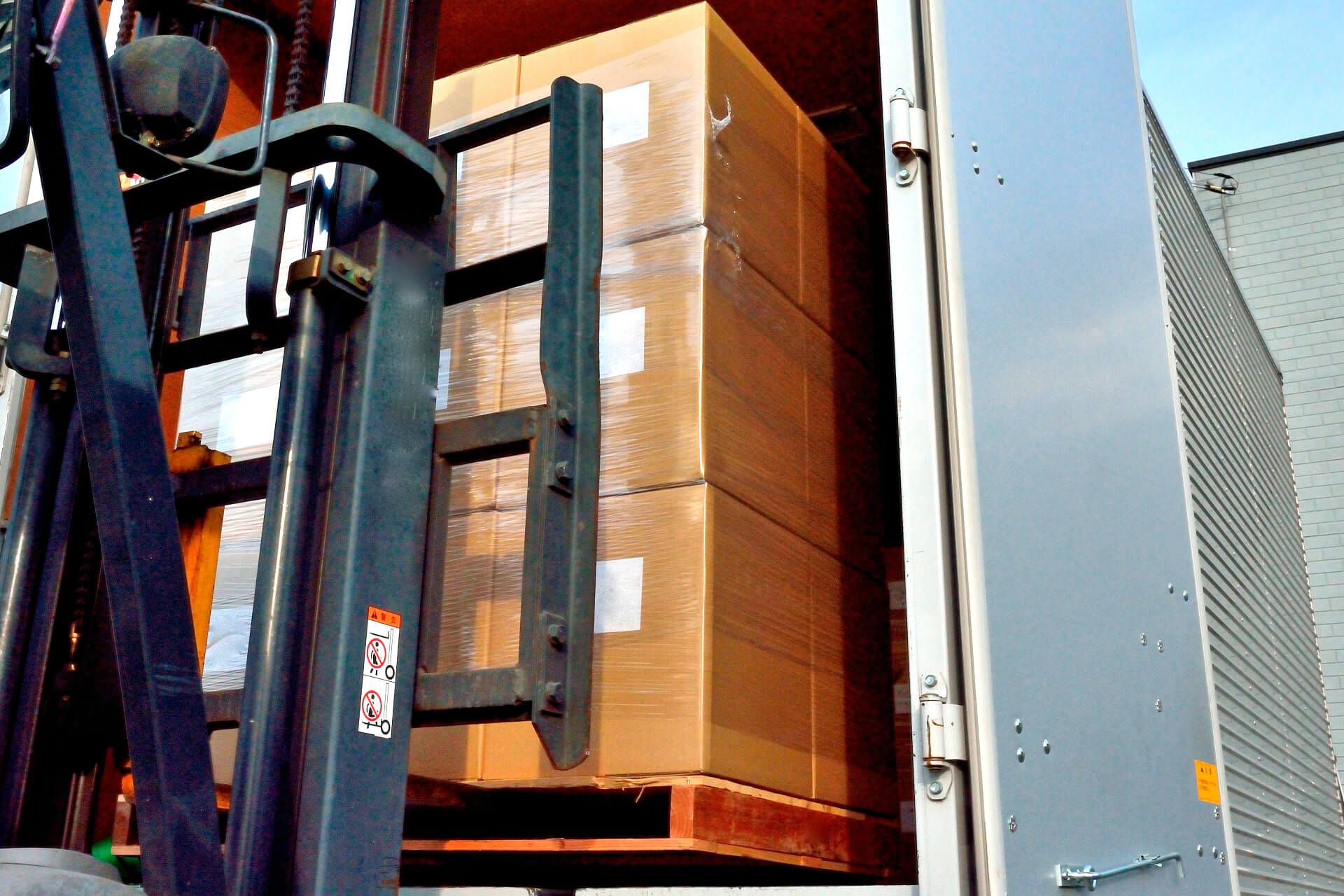 店舗・配送センターへの配達手配